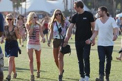 Bilderna på Skarsgård och Kates sköna festivalhäng