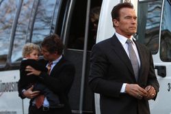 Därför skiljer sig Arnold – har okänt barn