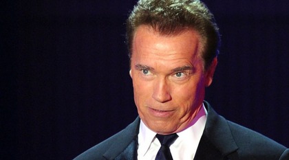 Arnold stäms av hushållerskans ex
