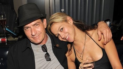 Charlie Sheen breekt met vriendin