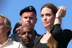 Här besöker Angelina Jolie flyktingarna