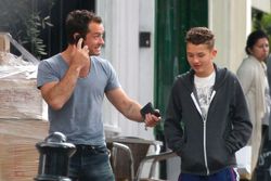 Jude Law tar en runda på stan med sonen