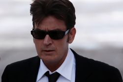 Nu "dör" Charlie Sheen