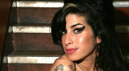 Amy Winehouse funderade på adoption