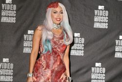 Lady Gagas köttklänning har ruttnat – nu ställs den ut