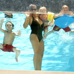 Lynne Spears tar med barnbarnen på en simtur!