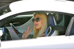 Paris Hilton shoppar lyxbil för flera miljoner