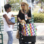 Rachel Zoe & hennes baby tar en fika!