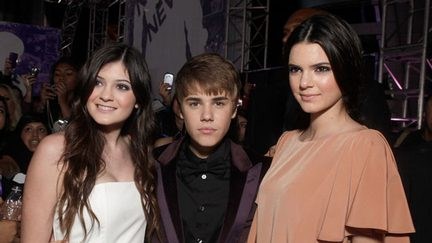 Justin Bieber speelt cupido voor Kardashian zusje