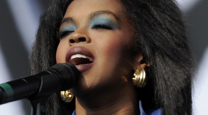 Lauryn Hill stäms av gitarrist