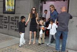 Bildextra: Jolie och Pitt ute med barnen