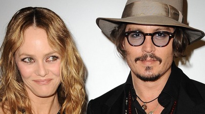 Depp ger bort hattar till Bullocks son