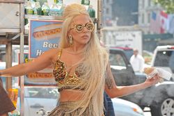 Lady Gaga dedikerar låt till homomobbat offer