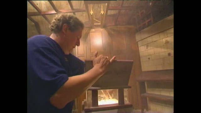 Lasse Brandeby gör bokstapeln i Fångarna på fortet 1998