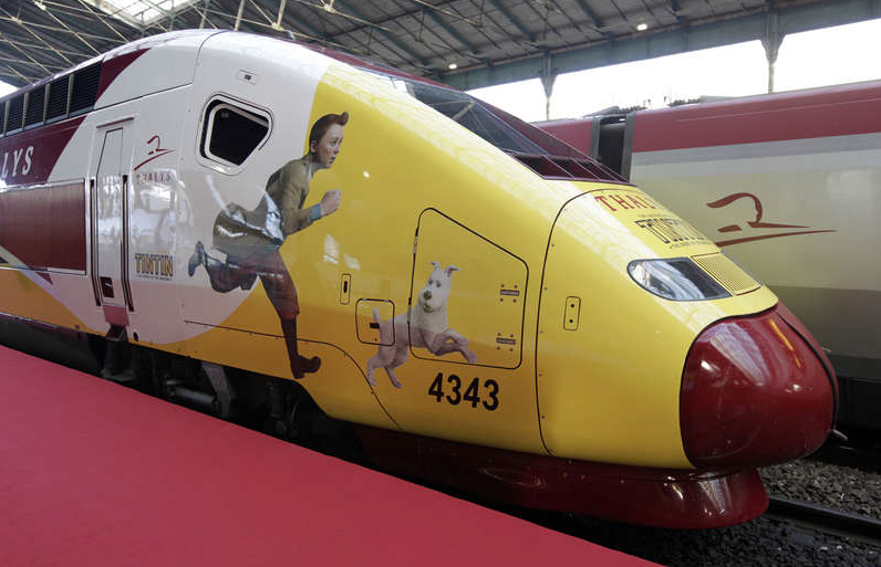 Tintin-tåget tuffar in i Paris