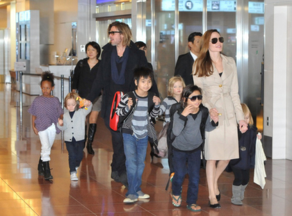 Bildextra: Familjen Brangelina i Japan