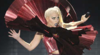 Lady Gaga i tårar: Jag älskar er alla monster
