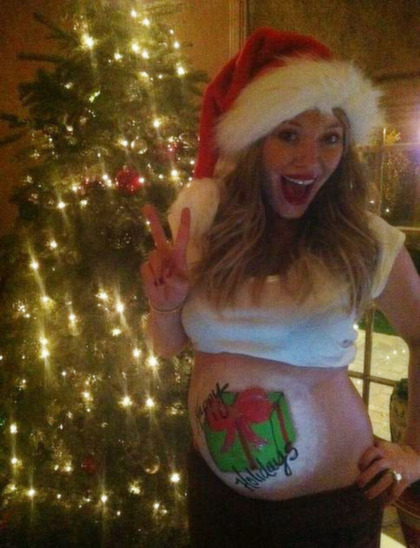 Hilary Duffs hälsning – målade gravidmagen