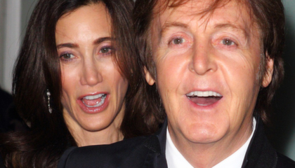 Paul McCartney håller sig i form – med yngre kvinnor