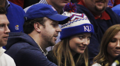 Olivia Wilde och Jason Sudeikis på basketmatch