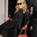 Madonna: Popdrottningen rockar rött och svart!