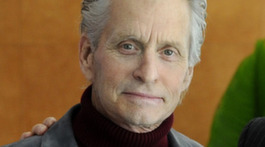 Michael Douglas delar ut pris på Oscargalan