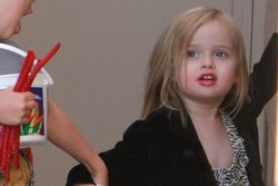 Angelina Jolies 3-åring på stan – i läppstift