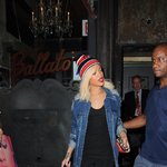 Rihanna blir attackerad av galna fans!