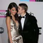 Selena och Justin förnekar "förlovningen"!