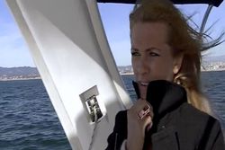 Här kräks Katja på den romantiska båtresan