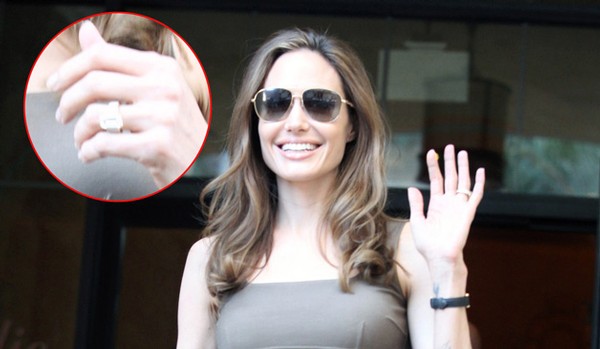 Titta! Angelina Jolie visar upp ringen