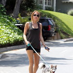 Miley Cyrus tog med sin bedårande vän på en solig promenad!