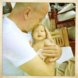 Bruce Willis kramar om nyfödda dottern
