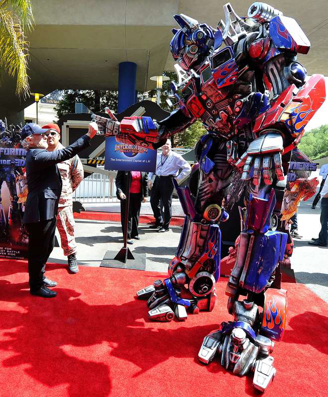 Här skakar Spielberg hand med Optimus Prime