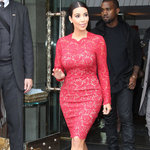 Kim Kardashian visar upp en tajt spetsklänning!