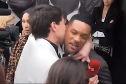 VIDEOEXTRA: Will Smith örfilade kyssande reporter
