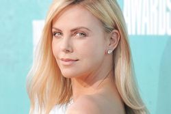 Charlize Theron: "Jag dricker männen under bordet"