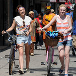 Ut på en cykeltur med Elizabeth Olsen & Dakota Fanning!