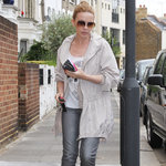 Snyggt och bekvämt! Kylie Minogue lämnar sitt kontor i London!