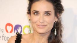 Demi Moore, 50, dejtar 26-årig konsthandlare