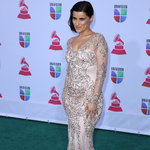 Ohlala! Nelly Furtado bländar i broderad spetsdröm på Latin Grammy Awards!