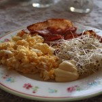 LCHF recept för Äggröra med brie och granatäpple