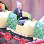 Gwen Stefani och familjen njuter av en dag på Disneyland!