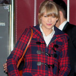 Video! Här avslöjar Taylor Swift officiellt sitt livs kärlek… Typ!