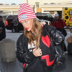 Rihanna visar upp sina ränder på flygplatsen!
