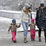 Brrr! Sarah Jessica Parker tar sina döttrar på promenad i ett snöigt New York!