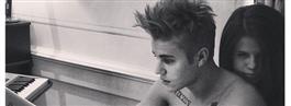 Sitter Justin Bieber i Selena Gomez knä?