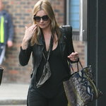 Kate Moss är lika stilren som alltid på promenad i Notting Hill!