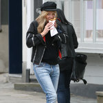 Yum! Kate Moss äter en smarrig crepe på promenad genom Hampstead!