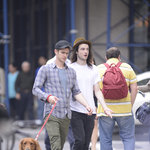 Andrew Garfield går ut med hunden och Tom Sturridge i NY!